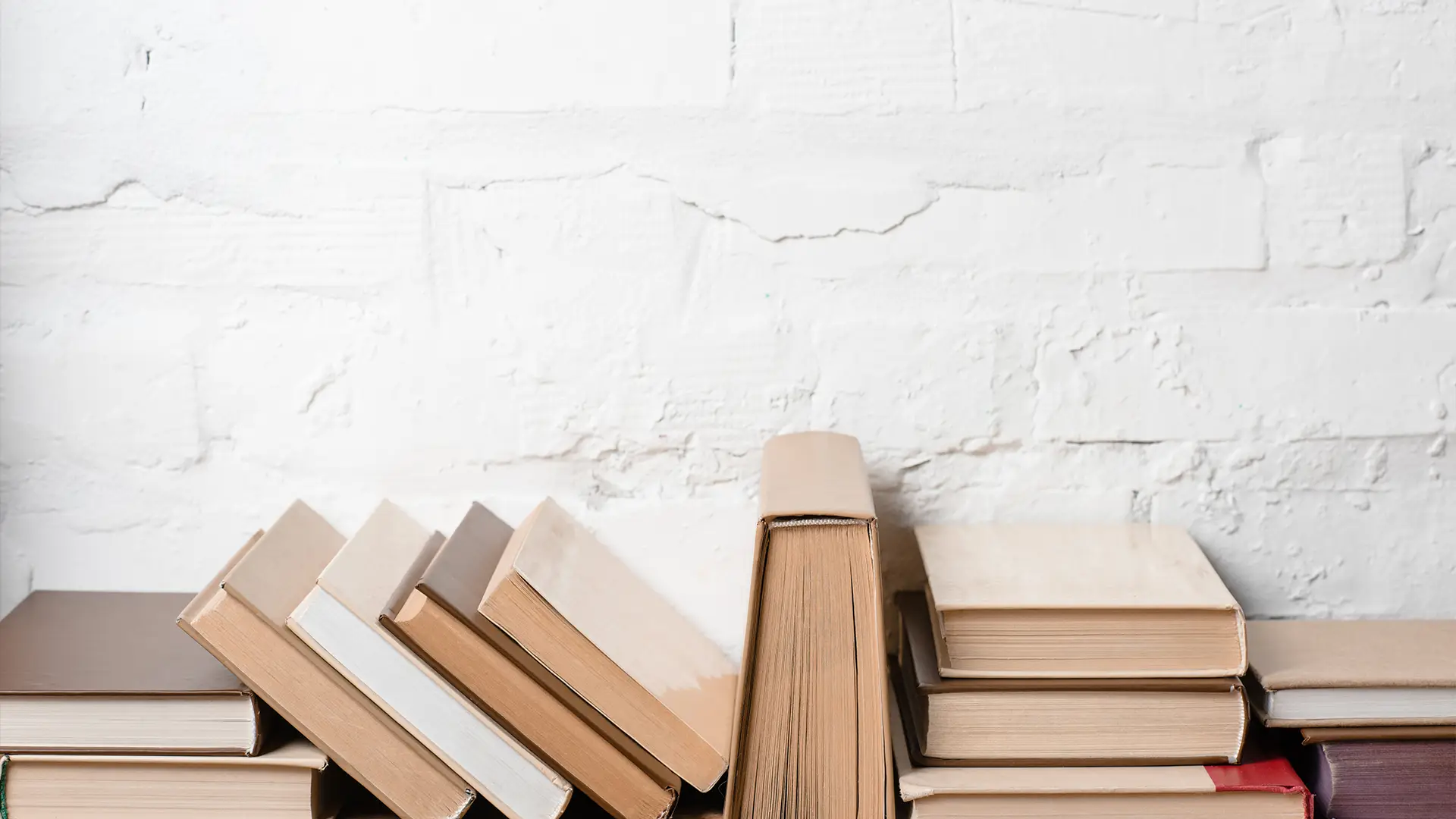 Bookshelf as a symbol for the worth knowing blog by die marketingarchitekten